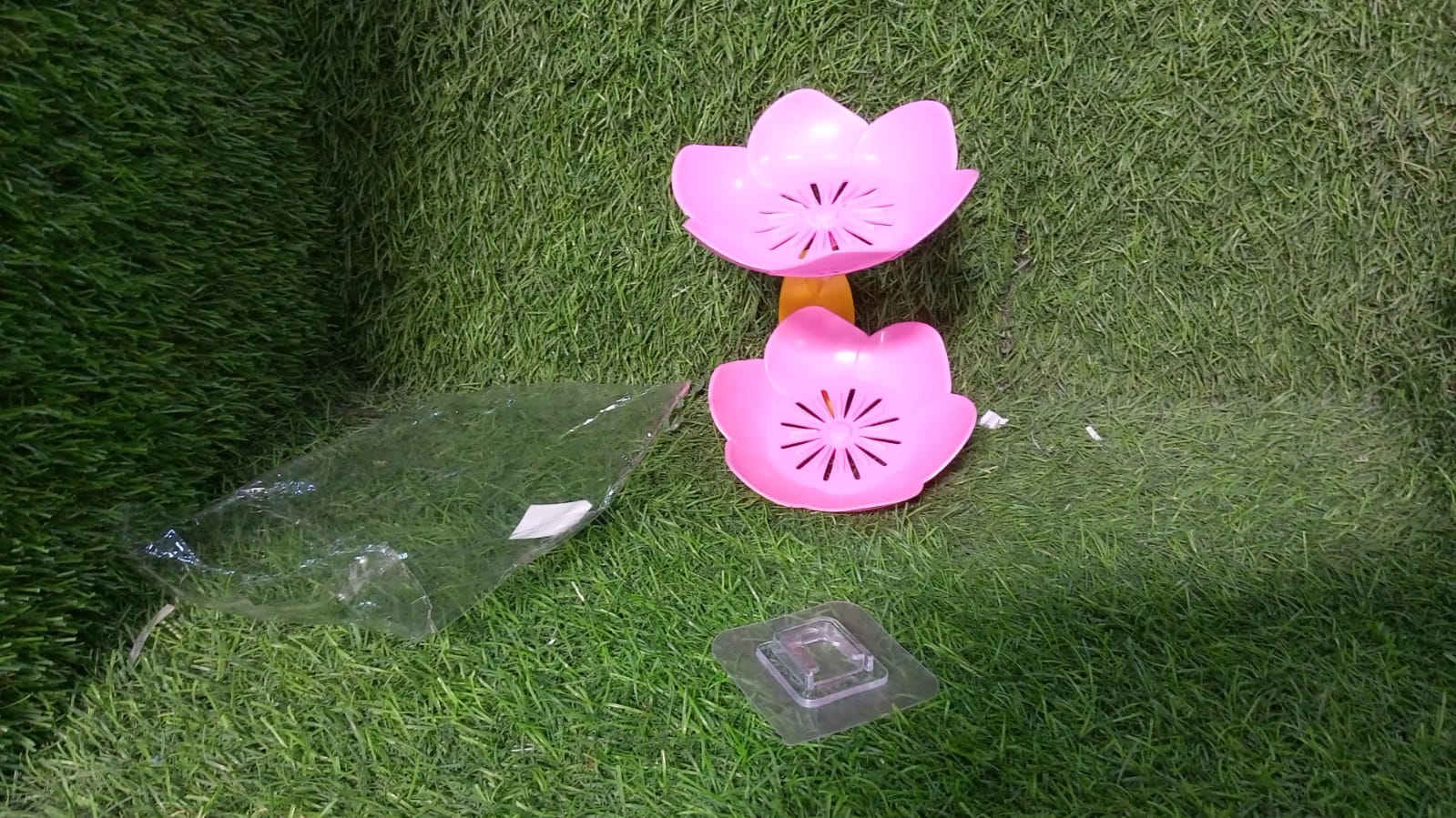 Self-draining soap dish with floral design, ideal for keeping soap dry in bathroom or kitchen. Self-draining soap dish with floral design, ideal for keeping soap dry in bathroom or kitchen.